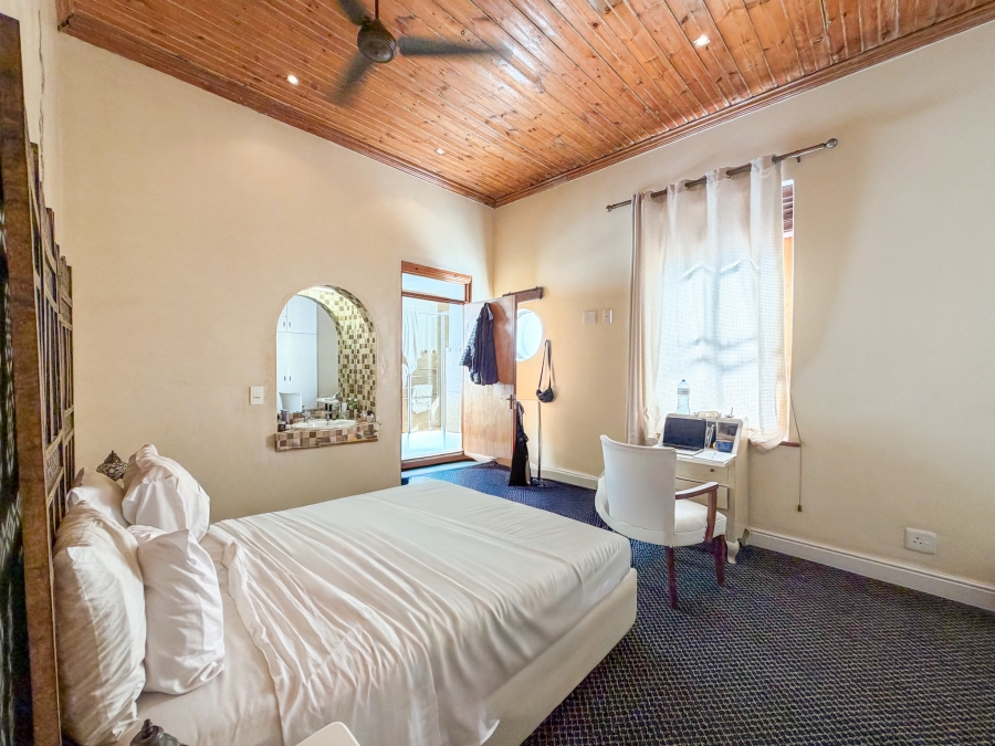 6 Bedroom Property for Sale in Green Point Western Cape